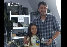 "Продавала пиріжки, щоб зібрати на ЗСУ". Дівчинка з Буковини передала Притулі гроші на дрон