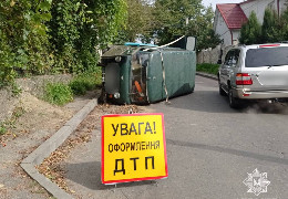 На вулиці Тисменецькій у Чернівцях перекинувся мікроавтобус. Обійшлося без потерпілих