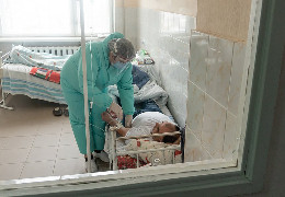 COVID-19: щодня на Буковині інфікується близько 240 людей. 45 з них підлягають госпіталізації
