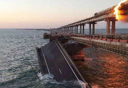 Кримський міст зазнав руйнувань, незважаючи на те, що його охороняли космічні апарати, винищувачі та бойові дельфіни - Meduza
