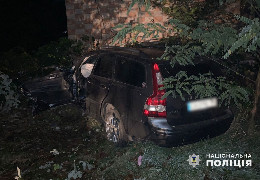 На Буковині легковик Volvo на швидкості врізався у будинок: машина розбита вщент, кермувальник важко травмований