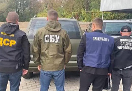 На Буковині викрили адвоката, який набивав кишені, продаючи передані для ЗСУ гуманітарні автомобілі