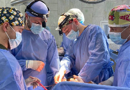 У Чернівецькій обласній клінічній лікарні успішно трансплантували нирку 36-річному буковинцю, донором стала його матір