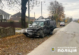 КАМАЗ проти Mitsubishi Pajero: в аварії на Буковині постраждав водій позашляховика