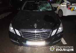 У Чернівцях 21-річний водій автомобіля «Mercedes-Benz» на пішохідному переході збив чоловіка. З важкими травмами той у лікарні