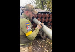 "Брудна бомба": мер Чернівців Клічук отримав незвичний подарунок від захисників на свій 50-річний ювілей