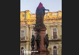 Пам'ятник Катерині II в Одесі вдягли в костюм середньовічного ката
