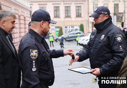 Голова Нацполіції України Клименко вручив буковинським поліцейським ключі від службових автомобілів та сертифікати на квартири