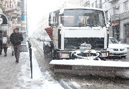Сніг у Чернівцях: у Ратуші повідомили, хто у місті відповідає за прибирання доріг, тротуарів і площ