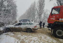 Фотофакт: на Герцаївщині водійка “BMW” на складній дорозі злетіла в кювет