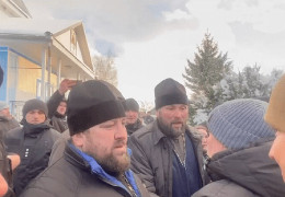 Скандал на Хмельниччині: священники Московського патріархату накинулися на бійців ЗСУ