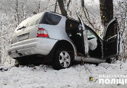 Жахлива смерть біля Клішківців: мінівен "Mercedes" влетів на повній швидкості у дерево