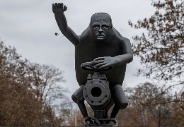 У Празі встановили пам'ятник Путіну у вигляді орка, що закручує газовий кран