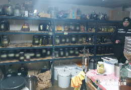 Поліція ліквідувала у Чернівцях нелегальний магазин та підпільний цех з виготовлення алкогольних напоїв