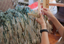 У Чернівцях плетуть ,,кікімори" для розвідників та снайперів ЗСУ. Волонтери просять небайдужих громадян долучитися до справи