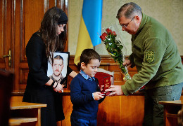 Керівник Чернівецької ОВА Запаранюк вручив нагороди родинам 13 загиблих військовослужбовців
