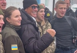 У мережі з'явилося відео, як Жан-Клод Ван Дамм на Закарпатті гучно вигукує «Слава Україні!»