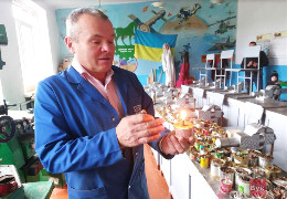 Світять, гріють та навіть лікують: учитель з Буковини виготовляє якісні окопні свічки для солдатів із бджолиного воску