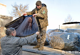 Підрозділам Чернівецької тероборони додатково передали 400 теплих зимових курток виробництва "Трембіта". Закупив їх місцевий айтішнік