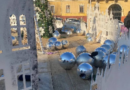 Як рашисти-дикуни: на площі Філармонії у Чернівцях невідомі розгромили святкові новорічні локації