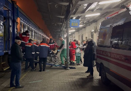На Буковину прибув евакуаційний потяг із Донеччини, яким доправили 13 важкохворих людей та осіб з інвалідністю