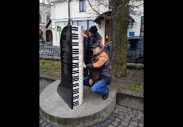 У Чернівцях відремонтували музичний пам'ятник угорському композитору Ференцу Лісту, що на площі Філармонії