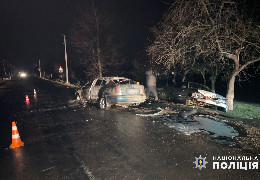 У селі Іспас автомобіліст наїхав на пішохода і врізався у припарковане на узбіччі «BMW», яке спалахнуло