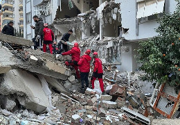 У Туреччині щойно сталися ще два потужних землетруси! Понад тисяча загиблих. Один з будинків обвалився у прямому ефірі! ВІДЕО