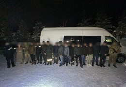 Прикордонники показали відео, як у Чернівецькій області затримали два автобуси з ухилянтами від мобілізації
