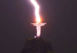 У Бразилії блискавка влучила в статую Христа-Спасителя: моторошні фото