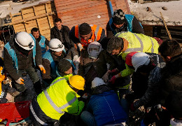 Через землетруси в Туреччині та Сирії загинули понад 33 тисячі людей, підземні поштовхи тривають