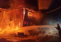 О 5 ранку на вулиці Зеленій у Чернівцях горів великий склад. Пожежу гасили 25 рятувальників та 5 одиниць техніки