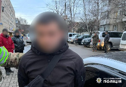 У Чернівцях затримали 26-річного чоловіка, який напідпитку вирішив постріляти з вікна квартири своєї сестри