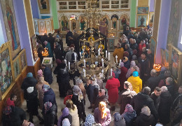 Зривали українські прапори і виносили майно: як на Буковині московський патріархат храм покидав