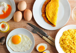 Лікарі розповіли, які продукти в жодному разі не можна їсти разом із яйцями