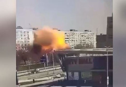 Зеленський показав відео з моментом влучання ракети у житловий будинок Запоріжжя. Десятки поранених