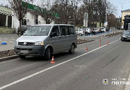 Біля стадіону "Буковина" у Чернівцях мікроавтобус травмував 51-річну жінку