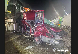 Страшна смертельна аварія біля КПП Порубне на Буковині: позашляховик "Мерседес" на повній швидкості врізався у закарпатську фуру
