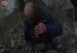 З’явилося відео, як у Кам'янці-Подільському врятували чоловіка, який падав зі скелі