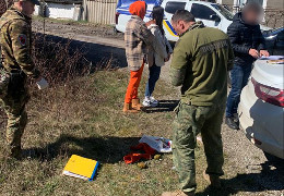 На Буковині співробітники карного розшуку затримали жителя Хмельниччини, який шукав покупців на вогнепальну зброю та гранати