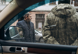 Начальник Чернівецької ОВА Руслан Запаранюк передав буковинським десантникам конфісковану в контрабандистів елітну автівку
