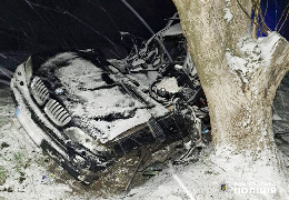На Буковині 35-річний водій «BMW-X5» вилетів у кювет і врізався в дерево. Чоловік в реанімації