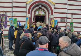 "Мама просила, щоб впустили тіло воїна". Віряни ПЦУ на Буковині зайшли в храм після сутички з УПЦ МП