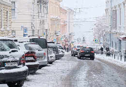 Чернівці у квітні засипало снігом: як у місті прибирають дороги