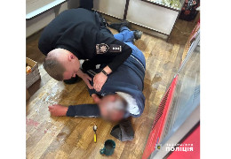 Задихався і втратив свідомість у магазин: як на Буковині поліцейські врятували життя чоловікові