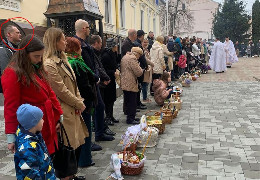 Арсеній Яценюк святкував Великдень у Чернівцях з мамою і своїм охоронцем: фотофакт