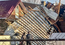 У селі Петрашівка на Буковині люди підраховують збитки через негоду: за кілька хвилин вітер пошкодив дахи, будинки та паркани у майже 20 домогосподарствах
