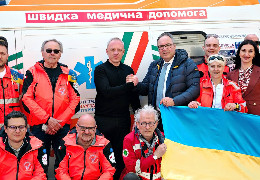 Італійські волонтери привезли до Чернівців нову партію гумдопомоги та автівку швидкої медичної допомоги