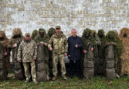Мер Чернівців Клічук передав дев’ять снайперських гвинтівок 107-й окремій бригаді Сил тероборони Буковини