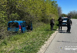 Житель Молдови на своїй автівці на Хотинщині потрапив у кювет і трамував пасажирку